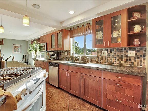 4th image of 1307 E Lakeshore Drive