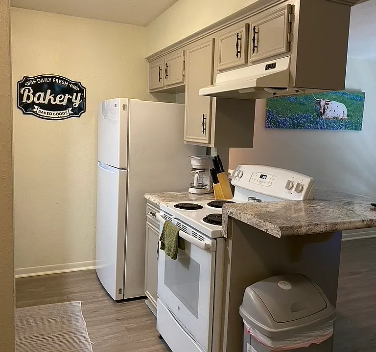 Kitchen with open bar area