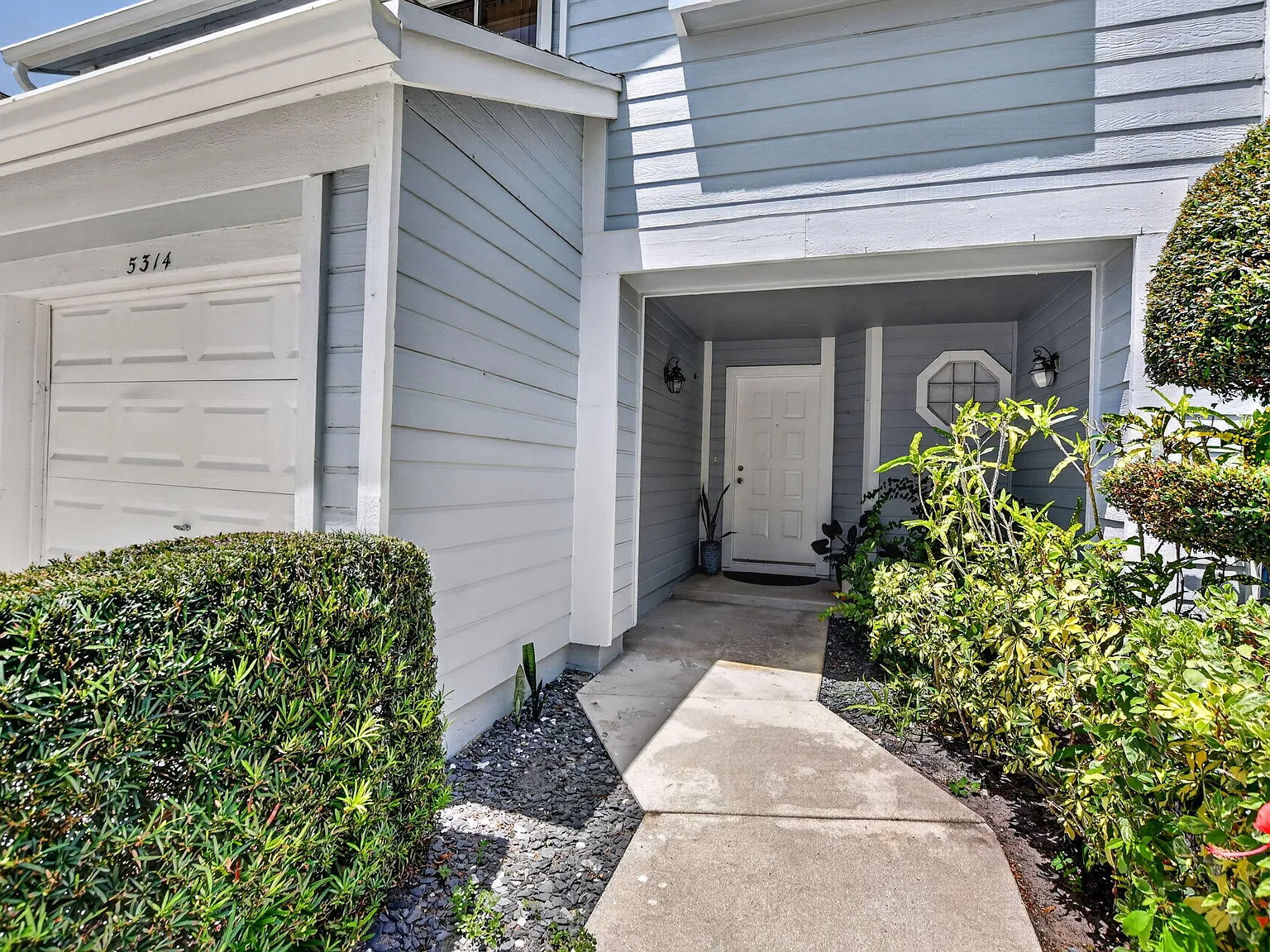 3 bed, 2.5 bath, 1394 sqft, $3,200 — Photo 2