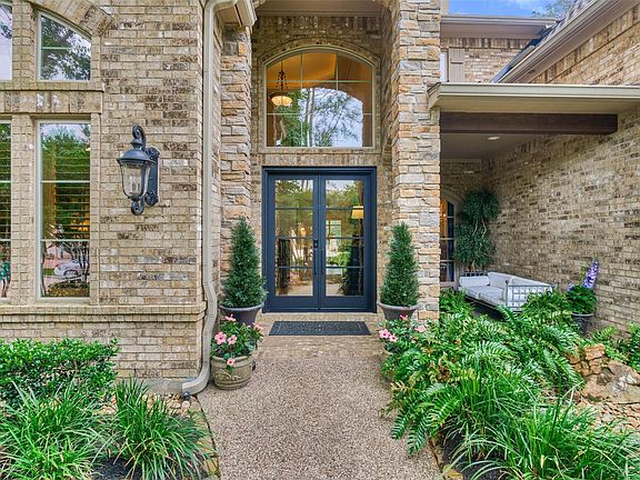 2nd image of 27 S Knightsgate Cir
