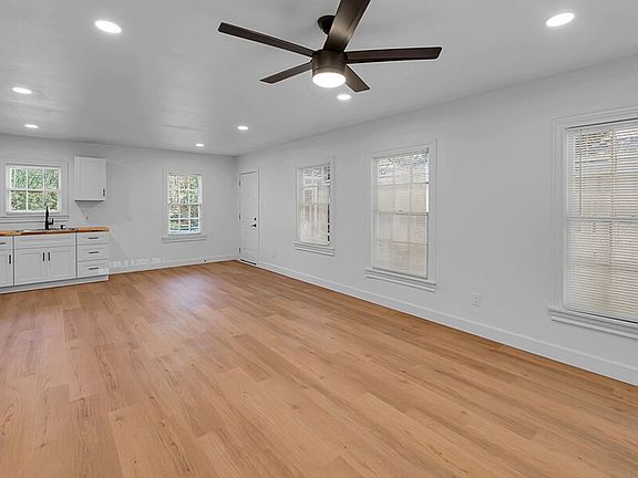 3rd image of 3005 Live Oak Ave