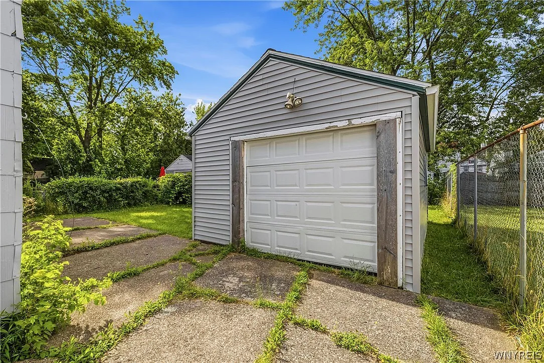 3 bed, 1.0 bath, 1080 sqft, $1,700 — Photo 4
