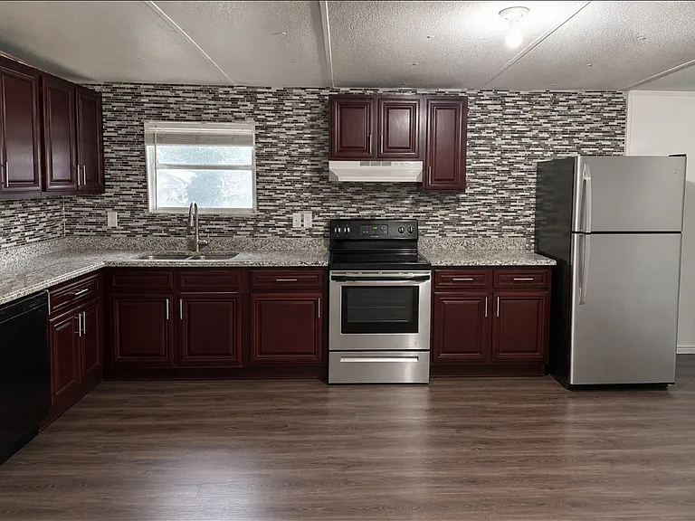 1321 Peach St — Photo 10