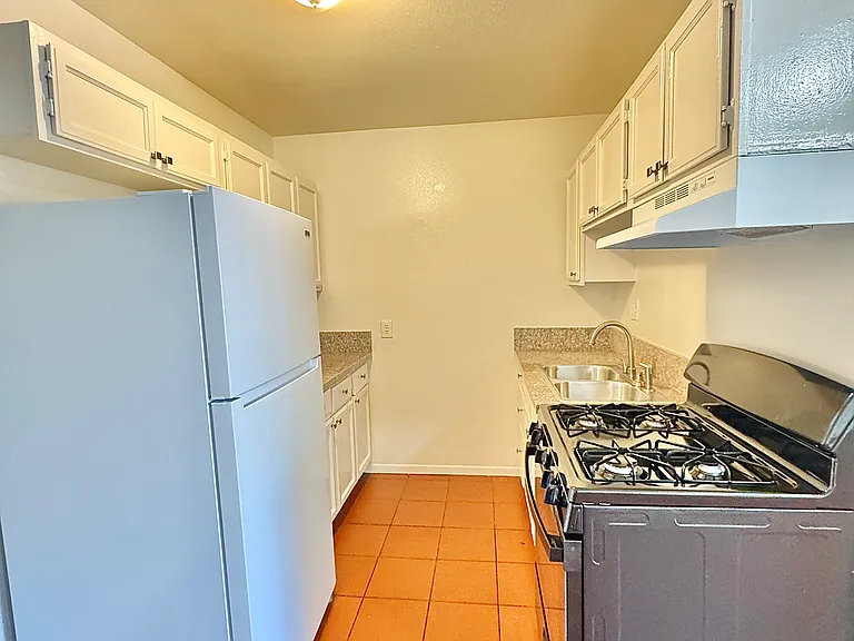11957 Runnymede St #11957 — Photo 6