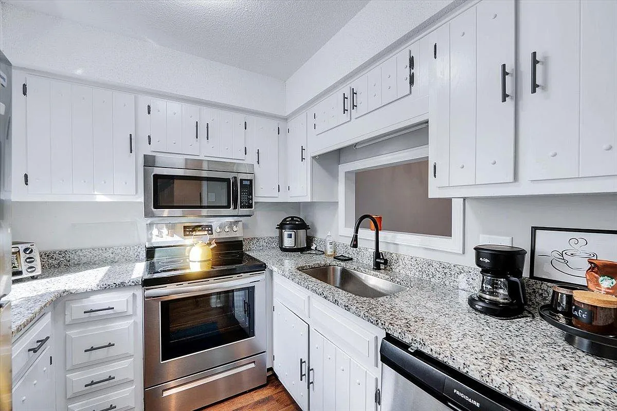 5508 Kaplan Dr — Photo 3