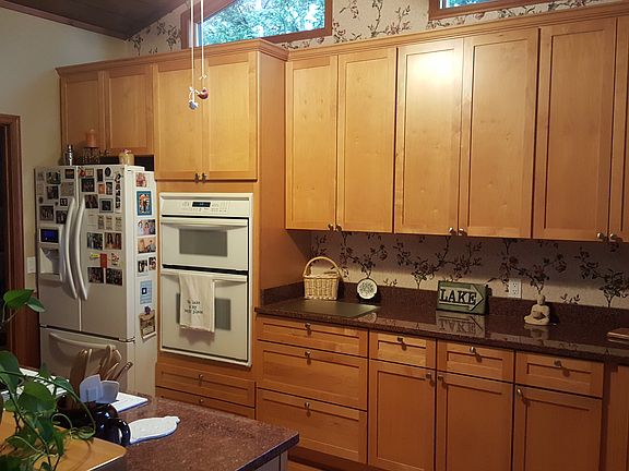Kitchen w Granite Counters
