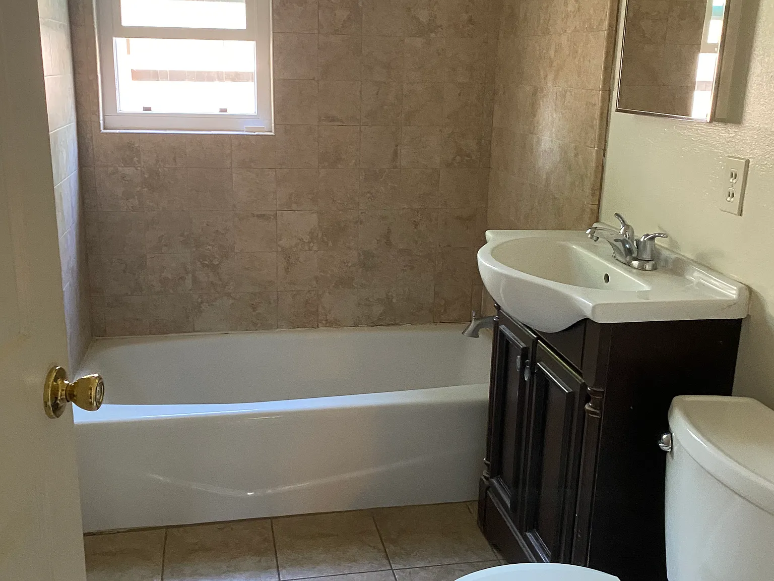 908 College Dr — Photo 2