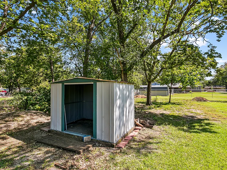 2914 N Clarence Ave — Photo 19