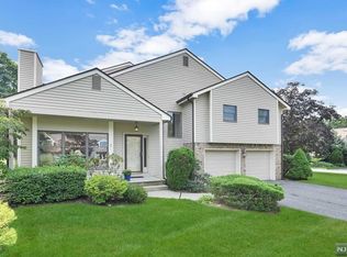 2 Bentley Dr, Franklin Lakes, NJ 07417