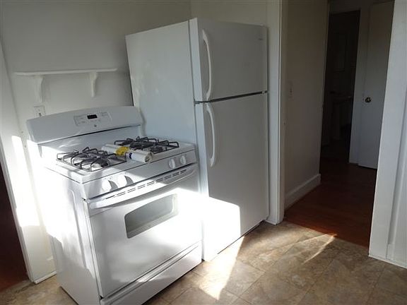 4th image of 1060 N Raymond Ave