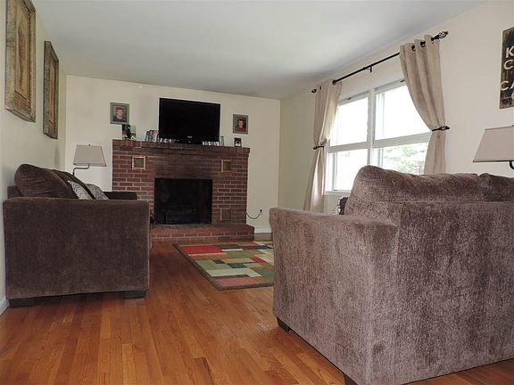4th image of 72 John St
