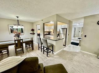 5645 Green Circle Dr APT 215, Minnetonka, MN 55343