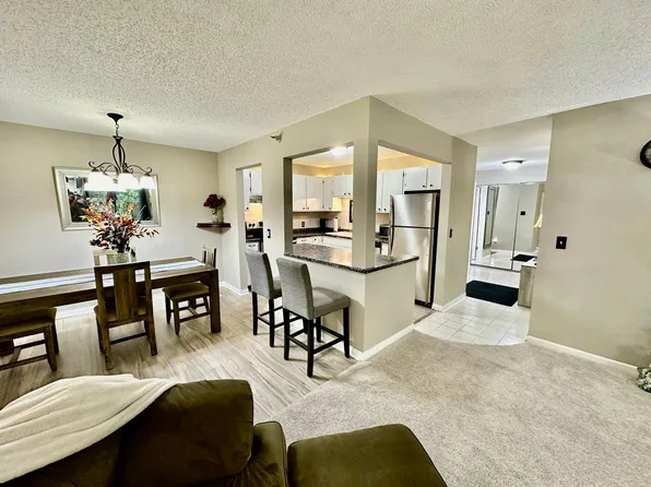 5645 Green Circle Dr APT 215, Minnetonka, MN 55343