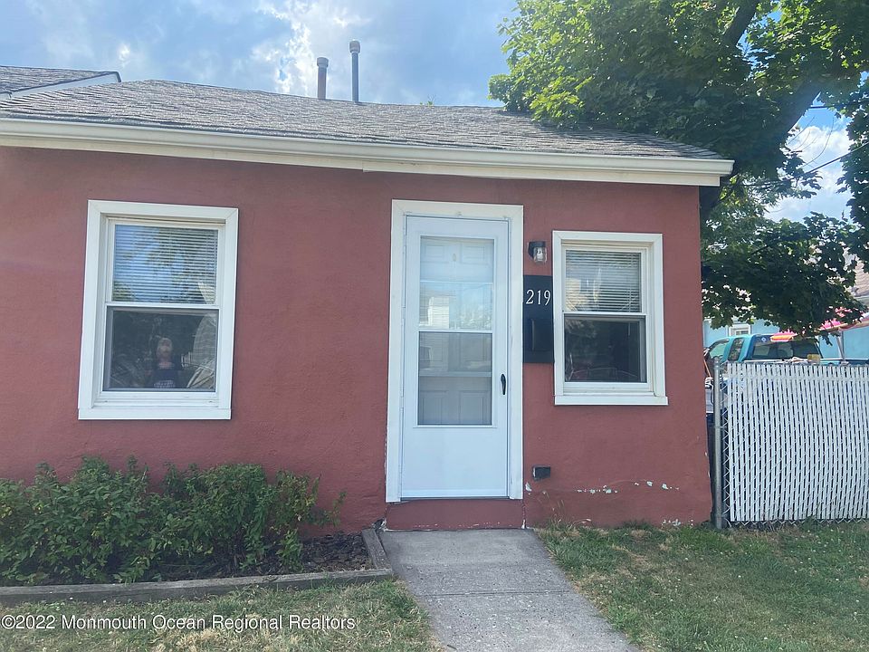 2nd image of 219 Carr Ave