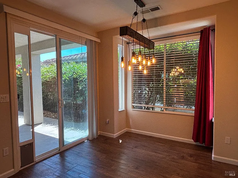 520 Arlington Dr — Photo 16