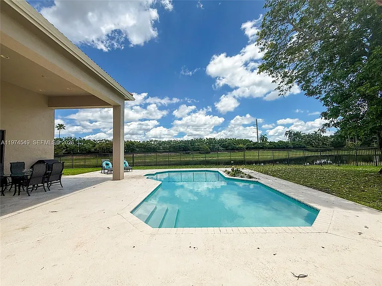400 Alexandra Cir — Photo 41