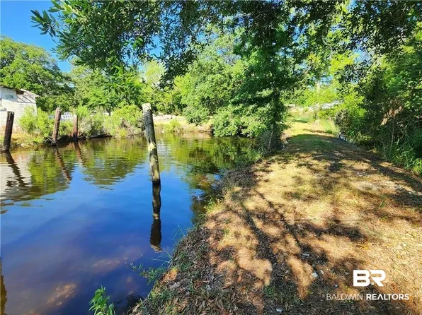 13745 Seaman Ave, Bayou La Batre, AL 36509