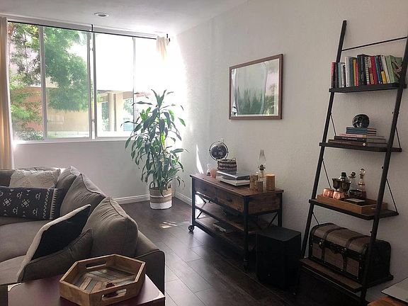 2nd image of 3677 Mentone Ave APT 6