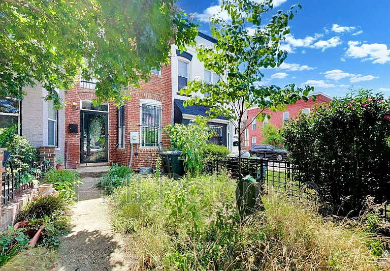 821 12th St NE — Photo 1