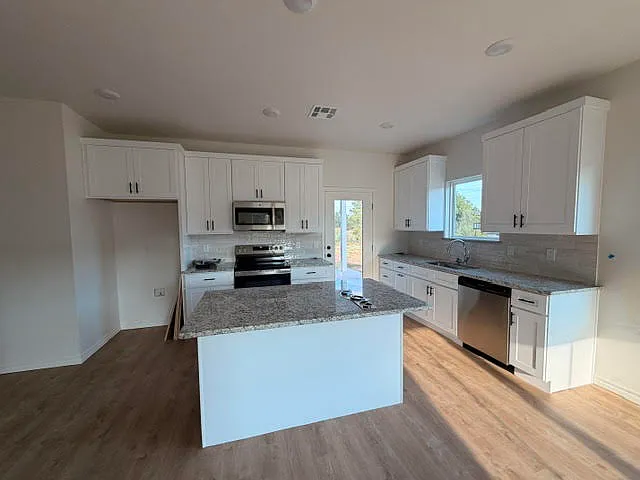 3 bed, 1200 sqft, $1,700 — Photo 4
