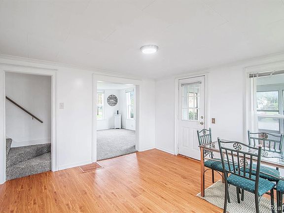 3rd image of 131 Pine St