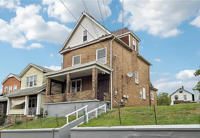 328 James St — Photo 1