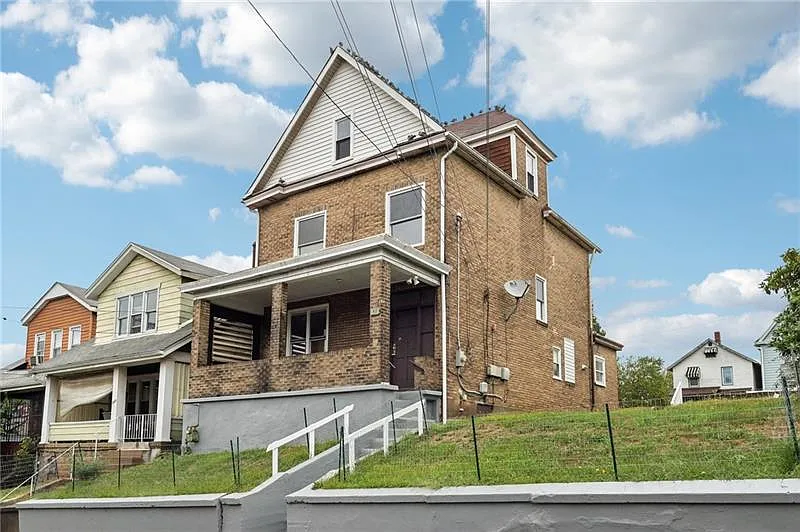 328 James St