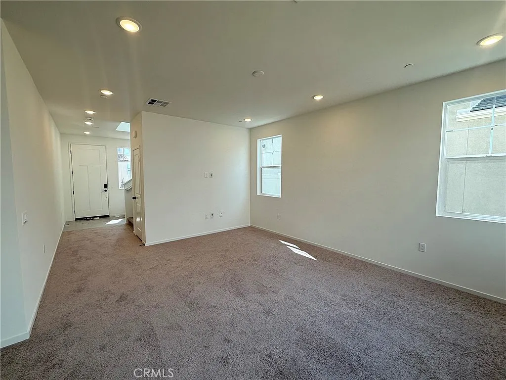 3 bed, 2.5 bath, 1889 sqft, $3,600 — Photo 2