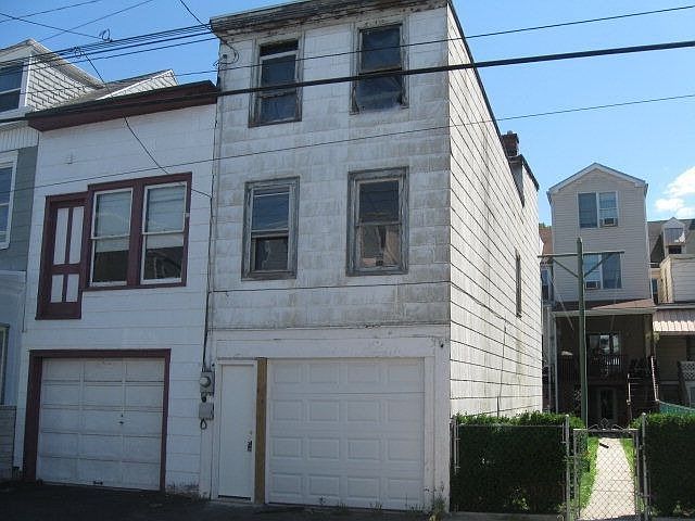 1st image of 834 E Pine St