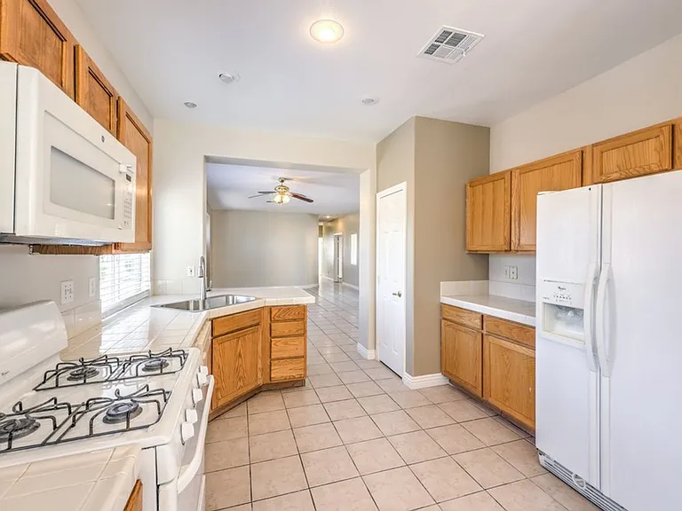 10540 Allthorn Ave — Photo 10