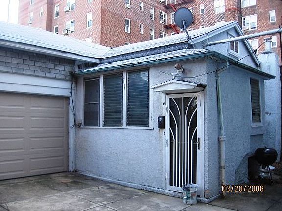 Detached Bungalow in the back!!