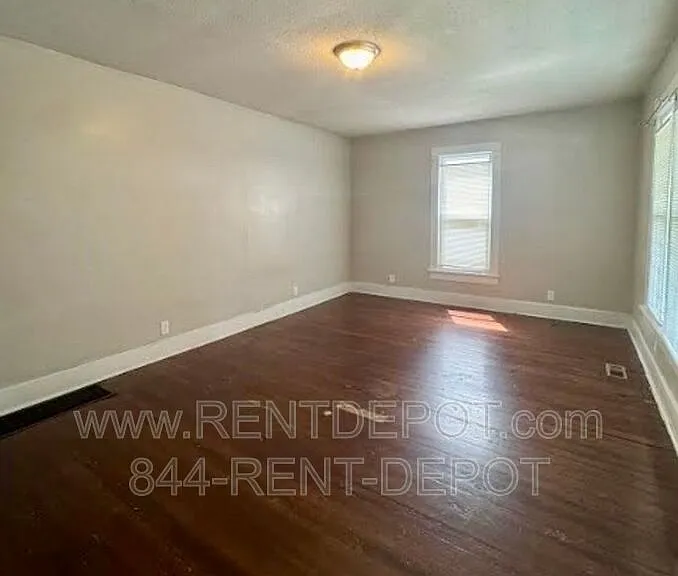 613 E Gum St — Photo 2