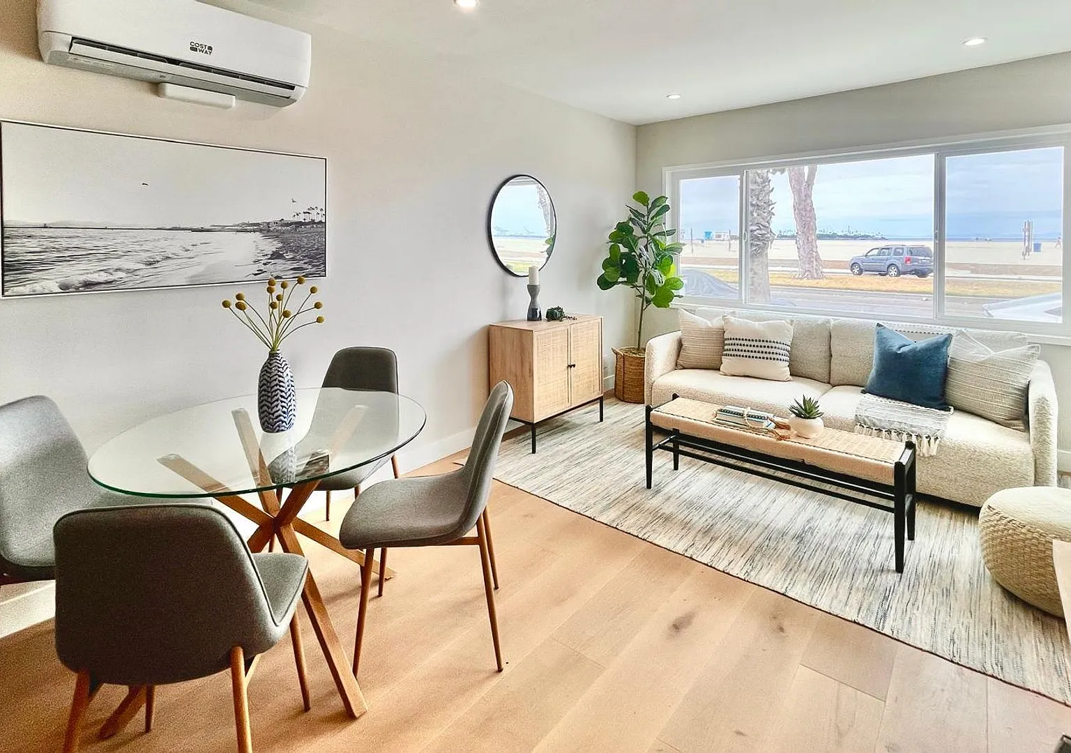 Incredible Beach Front Apartment In The Hear of Belmont Shore — Photo 1