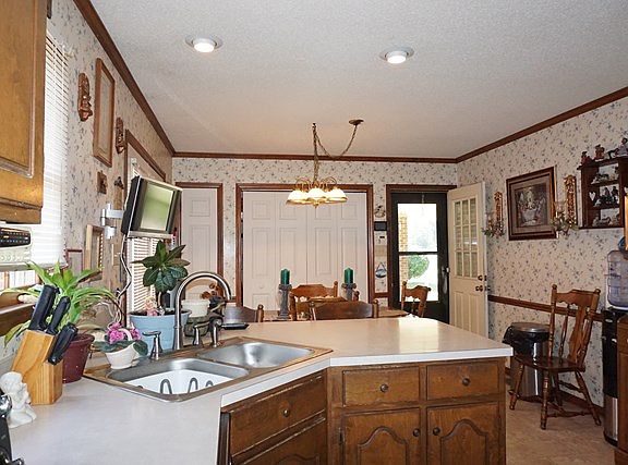 5th image of 104 S Douglas St