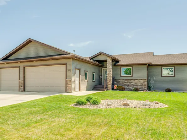 1869 Harding Pl, Bismarck, ND 58501