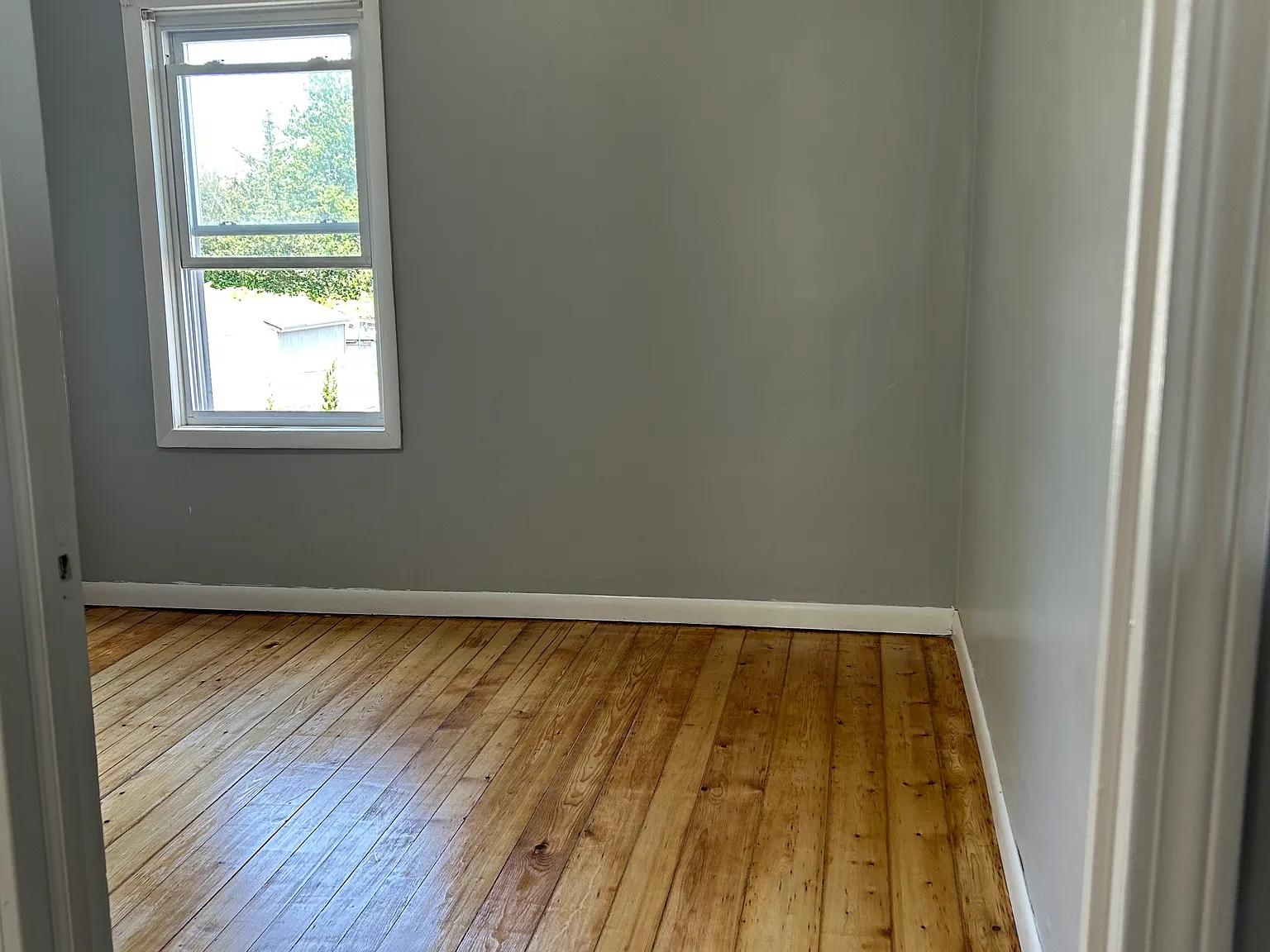 3 bed, 1000 sqft, $2,200 — Photo 2