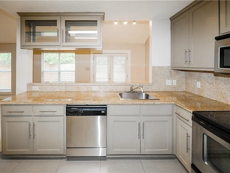 1302 Danbury Sq #A — Photo 16