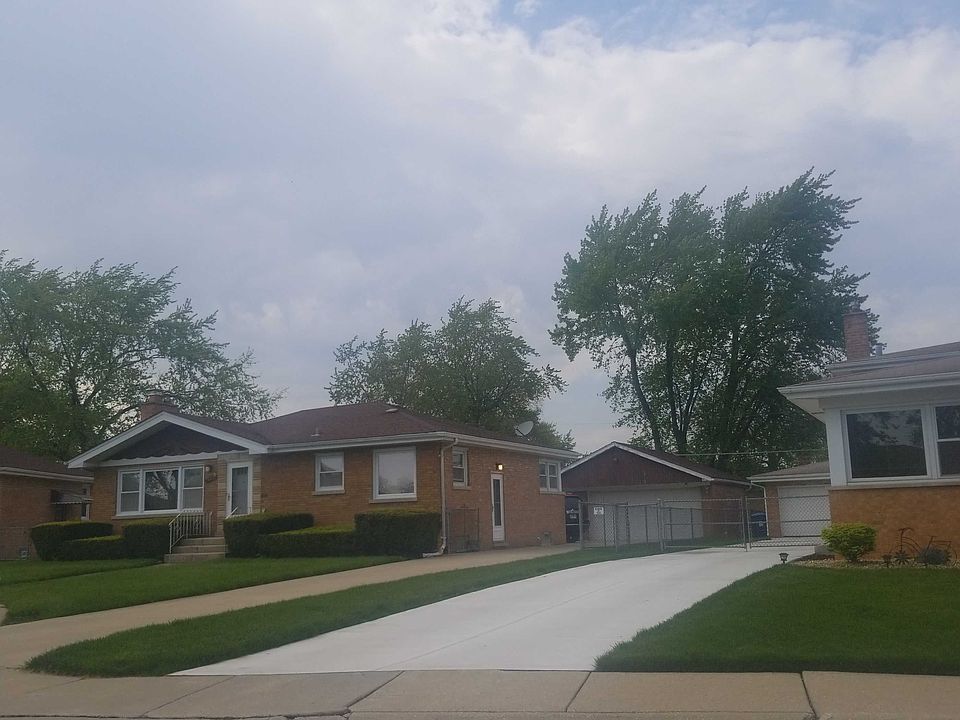 2nd image of 930 E 163rd Pl
