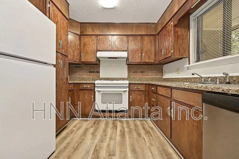 2 bed, 1.5 bath, 1352 sqft, $1,395 — Photo 3
