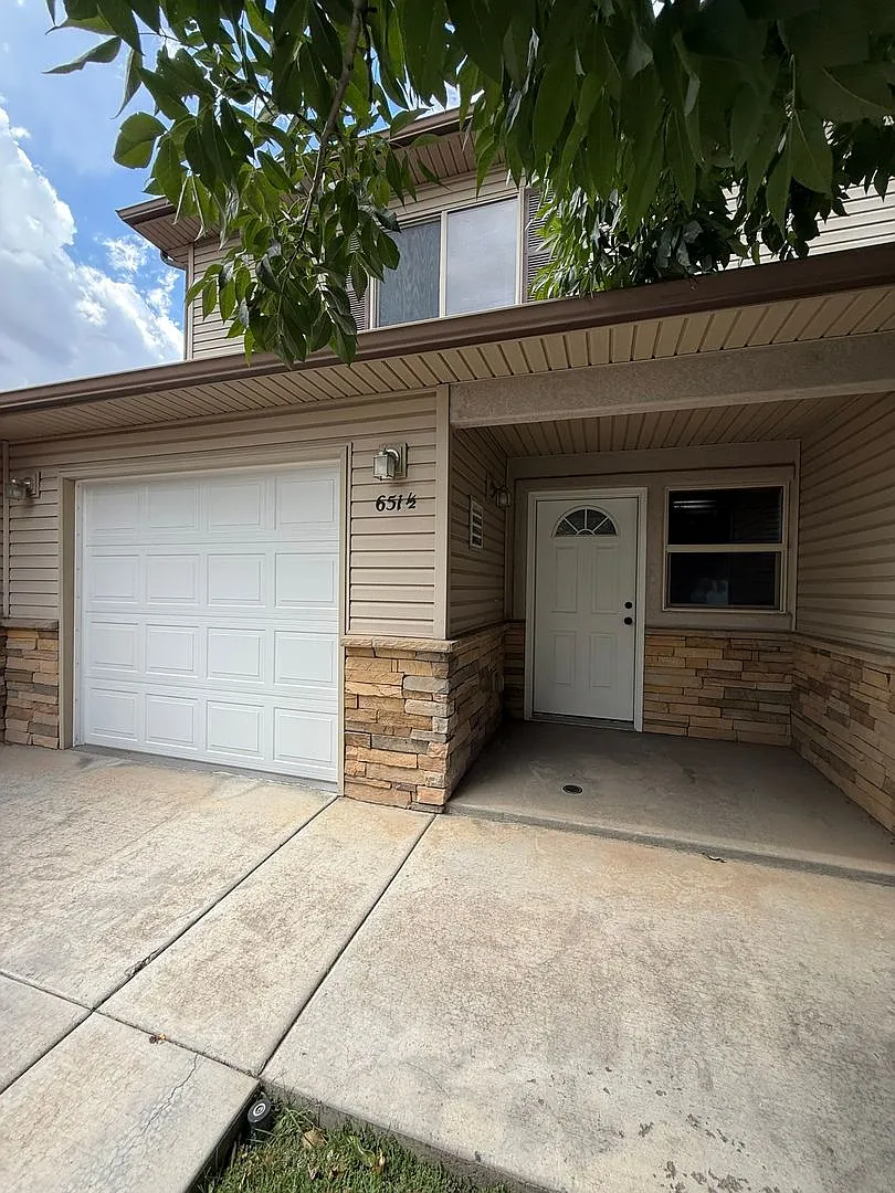 2 Bedroom, 2.5 Bathrooms Townhome with fenced backyard — Photo 1