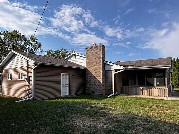 3rd image of 1033 Sweetbriar Pl