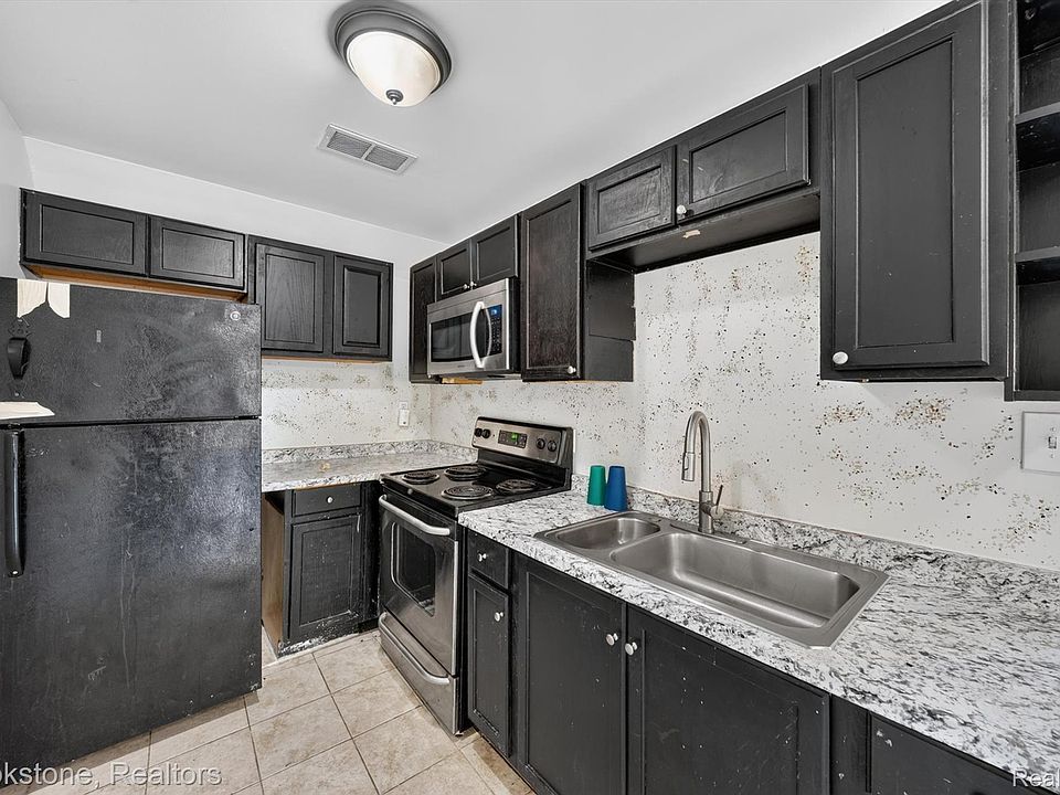 132 E Howard St, photo 27