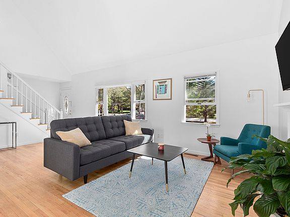 3rd image of 101 Pembroke Dr