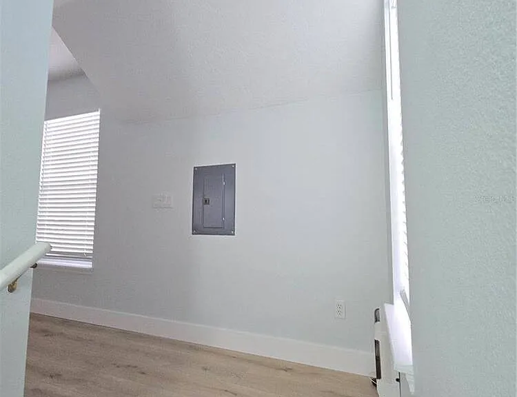 104 Eastpark Cres #B — Photo 3