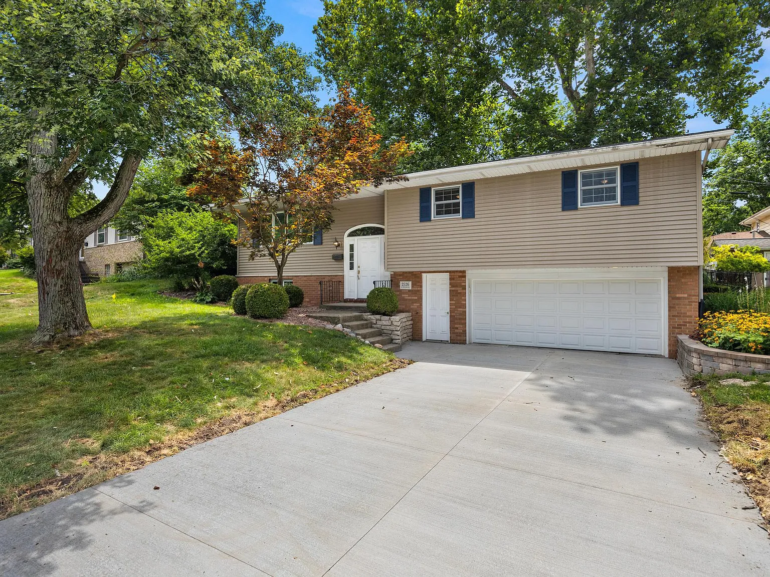 3 bed, 2.5 bath, 2028 sqft, $2,400 — Photo 2