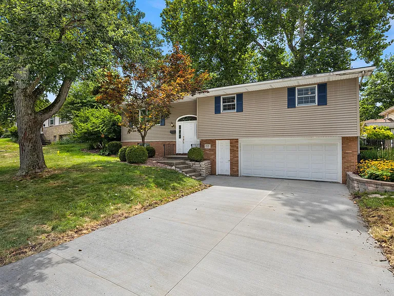 2526 W Huntington Dr — Photo 2