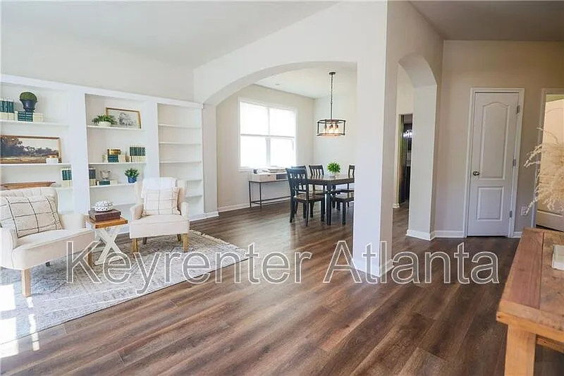 4 bed, 2.5 bath, 2404 sqft, $2,560 — Photo 2