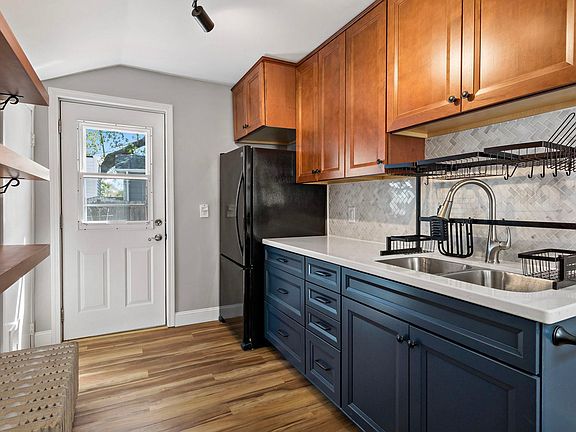 3rd image of 47 Lawson Ave W