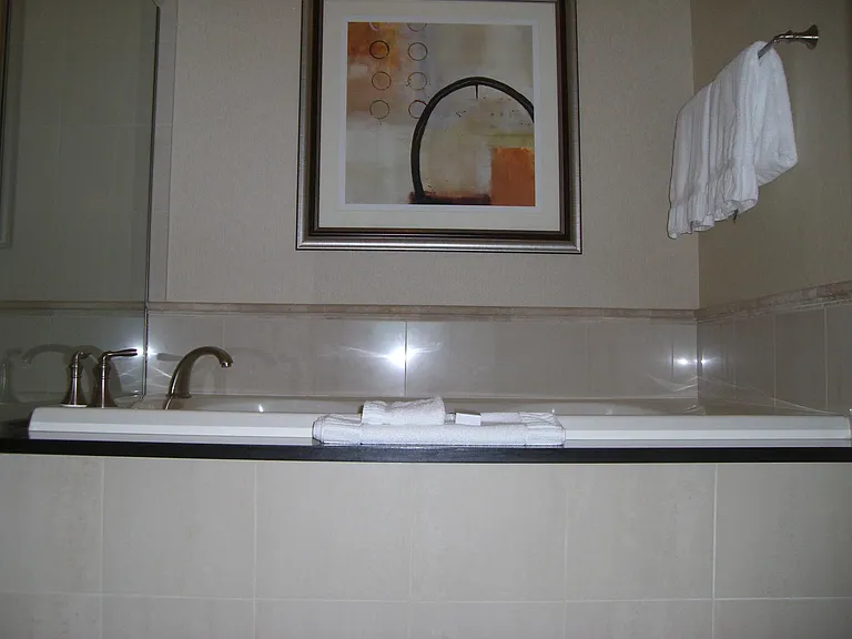 Large Jetted Jacuzzi Tub