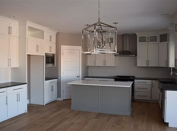 4th image of 935 Grouse Ct